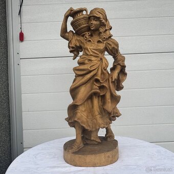 Velká socha dřevená ruční práce Samaritánka se džbánem - 2