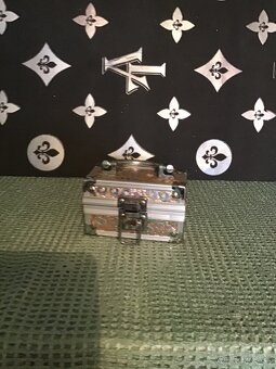 MALá STRIEBORNá KRABIčKA NA šPERKY - 2