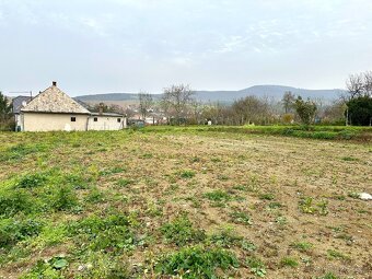 Stavebný pozemok v centre obce Krnča - 2