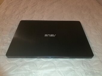 Asus. (2-v-1) konvertibilný notebook s dotykovým displejom. - 2
