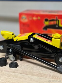 Nizkoprofilovy hydraulicky zdvihak / formulka 2,2T - 2