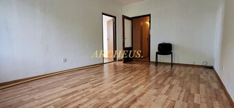 NA PREDAJ 2-IZBOVÝ BYT S LOGGIOU, 49 m2, SÍDL. JUH, TREBIŠOV - 2