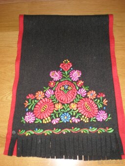 Ľudový, ručne vyšívaný koberček - 2