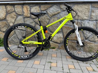 Kellys Whip 10, helma a chrániče - 2