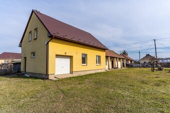RD s garážou, gazdovský dom, pozemok 2390 m2 - MÉRA - 2