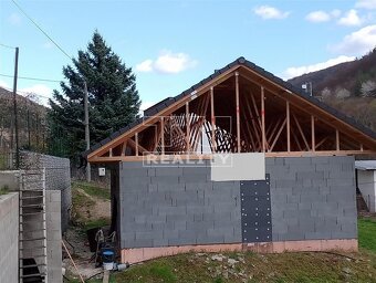 Trojizbový rodinný dom typu bungalov s terasou v... - 2