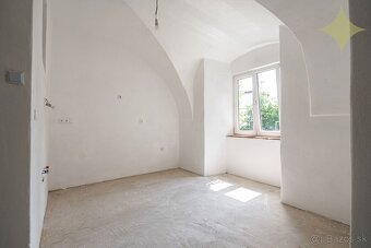 ►Veľký Apartmán 3+1izb. so záhradou a chatkou v hist. budove - 2