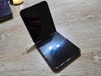 Samsung flip 5 256gb plnefunkcny ma len velmi jemne znamky p - 2