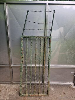 Železná bránička s ostnatým drôtom - 2