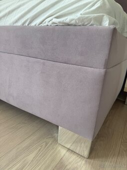 Čalúnená fialovkastá posteľ 140x200x - 2