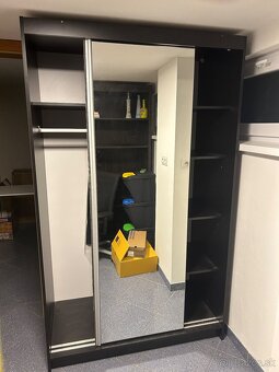 Elegantná skriňa so zrkadlom - 2
