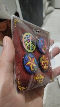 Predám odznaky/placky HARD ROCK CAFE - 2
