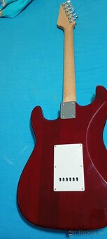 Predam elektricku gitaru zn.Johnson.. - 2