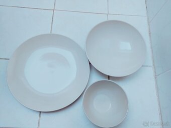 Predám súpravu tanierov 34 ks - 2