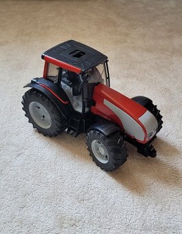 Bruder traktor Valtra - 2