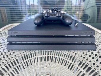 Predám Playstation 4 Pro 1TB + 2 x Controller - 2