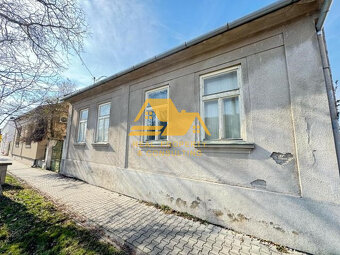 Prenajmem dom s 8 árovým pozemkom na Nitrianskej ulici v Nov - 2
