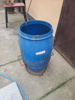 Zdvihák na plastový sud 120l - 2