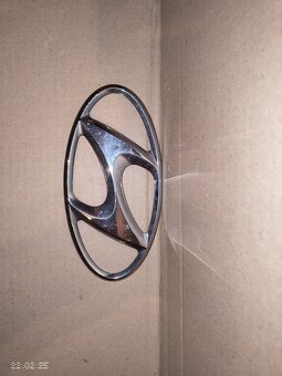 znak hyundai 17x8.5 cm 20€ - 2