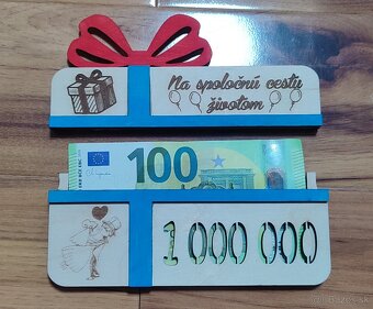 Drevená darčeková karta na peniaze v tvare darčeka Milión - 2
