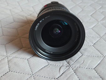 Širokouhlý objektív Canon. - 2
