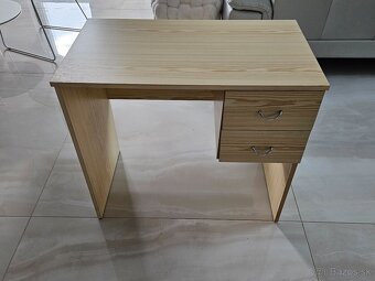 Predám detský písací stôl so sklom. Cfna 15€. BA. - 2
