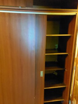 Darujem za odvoz - skrine, písací stôl, válendy - 2