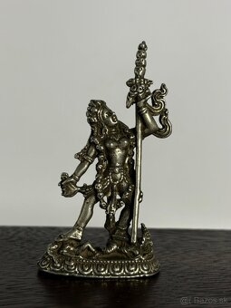 4 starožitné Tibetské bronzové sošky na originálnom drevenom - 2