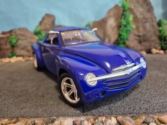 Prodam model 1:18 chevrolet SSR - 2