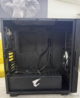 Pc skrinka Gigabyte AORUS - 2