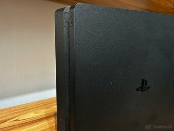 PlayStation 4 slim - 2