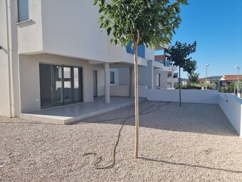 CHORVÁTSKO - Moderné apartmány neďaleko peknej pláže - VODIC - 2