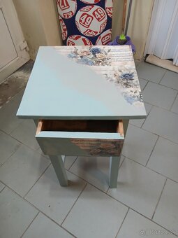 Pastelový príručný stolík - 2