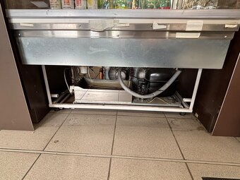 Vitrína na zákusky do prevádzky - 2