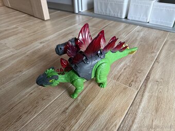 Robo Alive Stegosaurus svietiaci v tme - 2