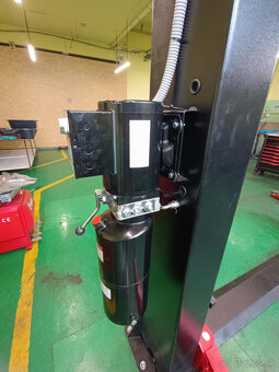 Dvojstĺpový zdvihák 4.2t L-205, poloautomat, 400V – AKO NOVÝ - 2