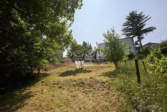 Na predaj: Jedinečný stavebný pozemok so starším rodinným do - 2