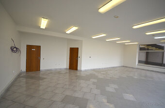 Polyfunkčná budova s výhodnou polohou - len 1 km od centra m - 2