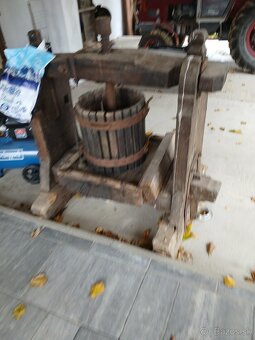 starý drevený lis na hrozno - 2