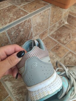 Damske tenisky Lotto 8€ - 2