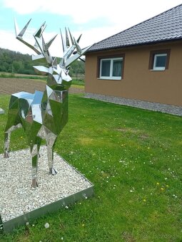 Socha jeleňa z nehrdzavejúcej ocele. - 2