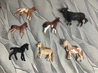 Schleich kone, stajna,doplnky - 2