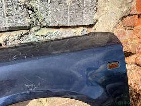 Audi A4 B6 ľavý predný blatník - 2