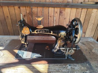 Starý šijací stroj - 2