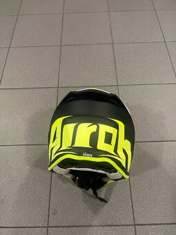 Predám prilbu Airoch + okuliare 100% - 2