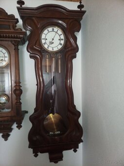 Kyvadlové hodiny husľovky. - 2