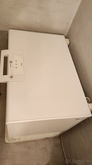 Predam truhlicovu mraznicku Electrolux EC2801AOW - 2