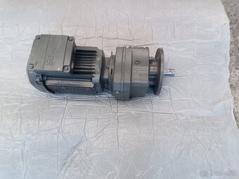 ELEKTROMOTOR S PREVODOVKOU 44 ot/min - 2