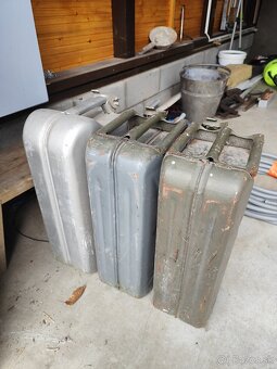 Predám 20 l železné kanistre. - 2