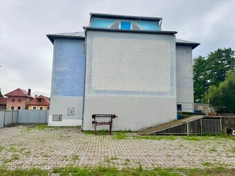 NA PREDAJ: Rozsiahla polyfunkčná budova v Pravenci - 2